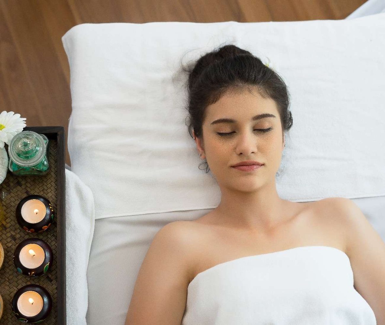 asian-beautiful-woman-lying-relax-white-bed-spa1