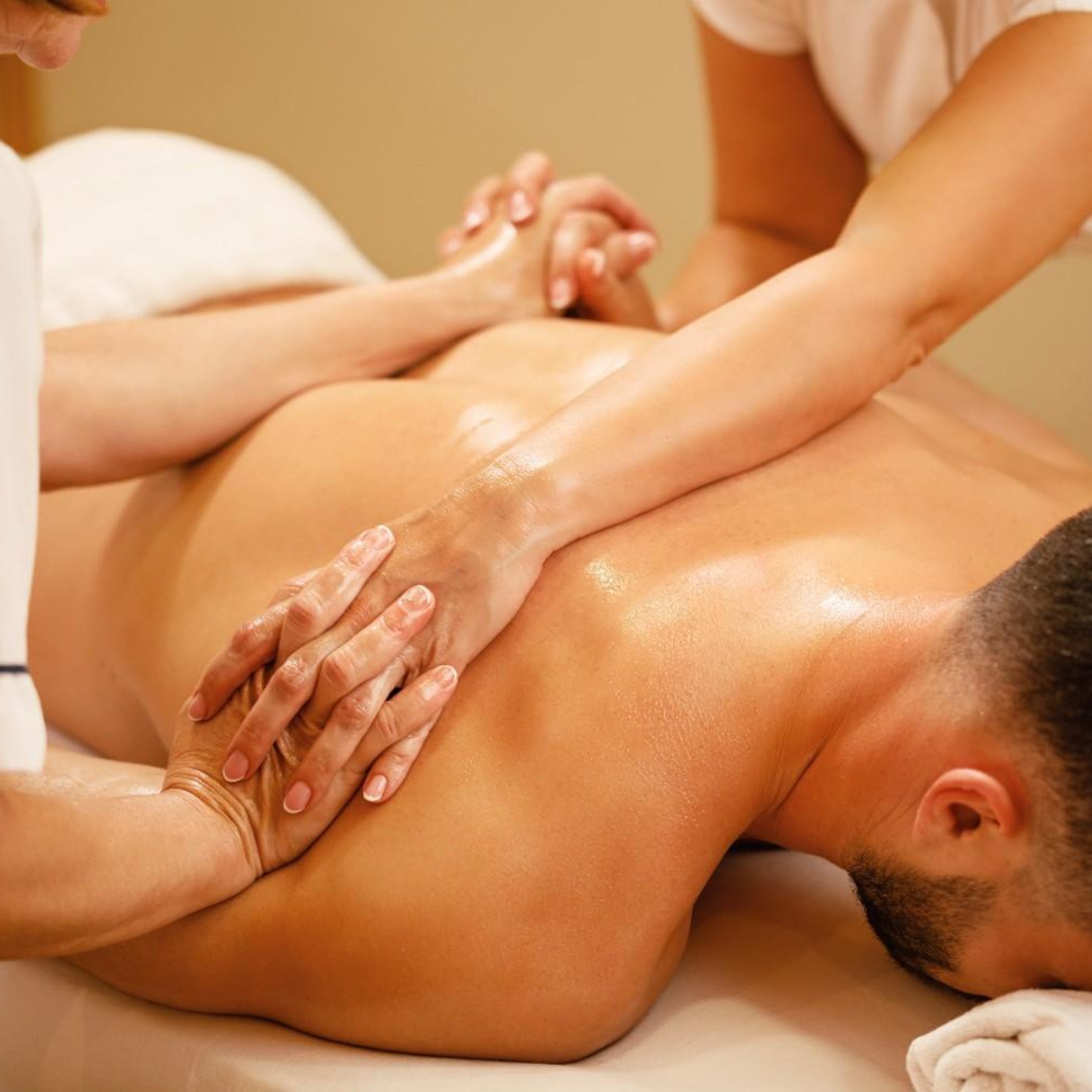 unrecognizable-massage-therapists-massaging-together-man-s-back-health-spa1